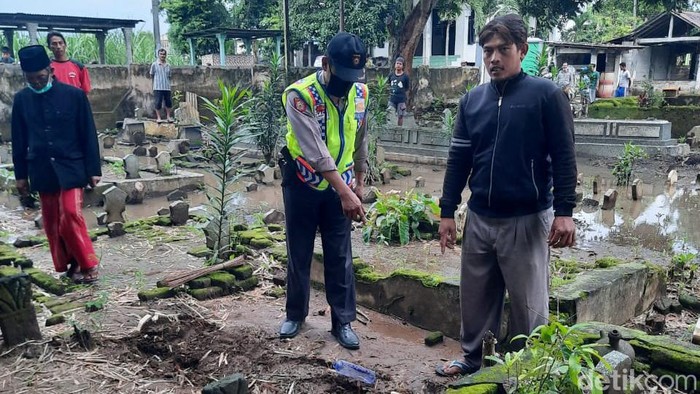 TPU di Kediri tempat seorang kakek ditemukan meninggal setelah terbentur batu nisan di makam istrinya