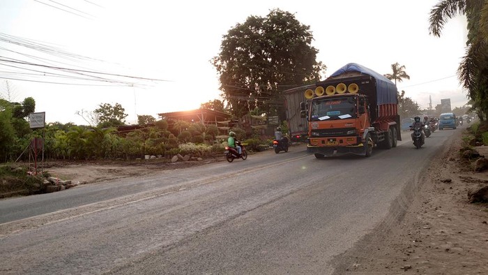 Truk over load di jalan Serang-Cilegon