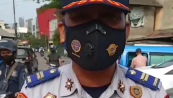 Video petugas dishub bogor atur lalin namun biarkan pemotor lawan arus