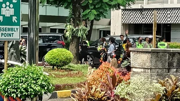 Warga memanjat pohon hingga naik pagar Hotel Kempinski demi mengabadikan foto pebalap MotoGP, Rabu (16/3/2022).