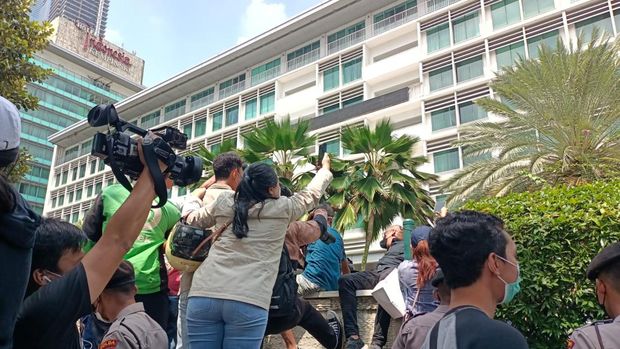 Warga memanjat pohon hingga naik pagar Hotel Kempinski demi mengabadikan foto pebalap MotoGP, Rabu (16/3/2022).