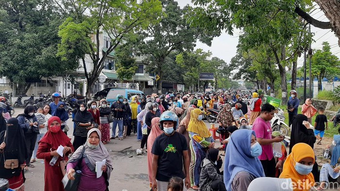 Warga mengantre beli minyak goreng murah di Disperindag Sultra.