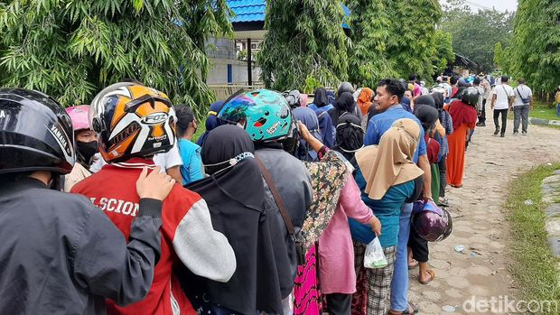 Warga mengantre di Disperindag Sultra. (detikcom/Nadhir Attamimi)