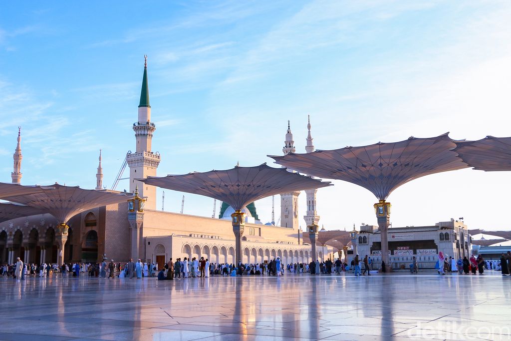 Medina / Saudi Arabia - 13 Dec 2019: Prophet Mohammed Mosque , Al Masjid an Nabawi - Medina - Saudi Arabia
