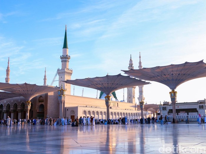 1282737028 Medina / Saudi Arabia - 13 Dec 2019: Prophet Mohammed Mosque , Al Masjid an Nabawi - Medina - Saudi Arabia