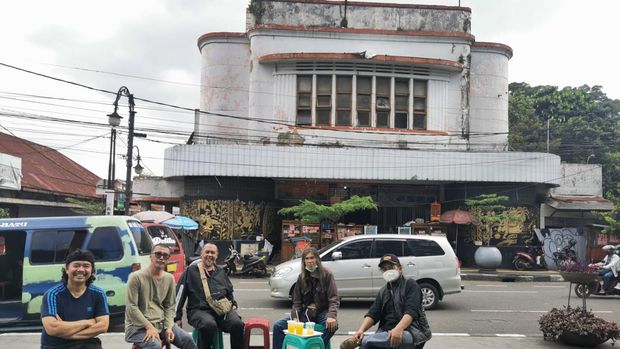 13 Seniman Pamer Karya di Eks Bioskop Dian Bandung