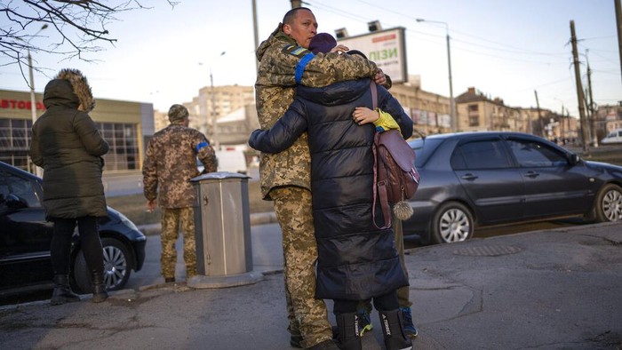 Sekitar 90 persen populasi Ukraina bisa menghadapi kemiskinan jika terjadi perang berkepanjangan. 18 tahun keberhasilan sosial ekonomi yang telah dicapai bisa sirna.
