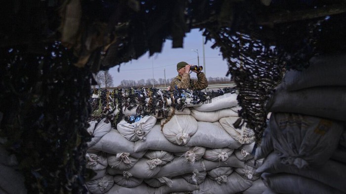 90 Persen Penduduk Ukraina Terancam Kemiskinan karena Perang Sekitar 90 persen populasi Ukraina bisa menghadapi kemiskinan jika terjadi perang berkepanjangan. 18 tahun keberhasilan sosial ekonomi yang telah dicapai bisa sirna.