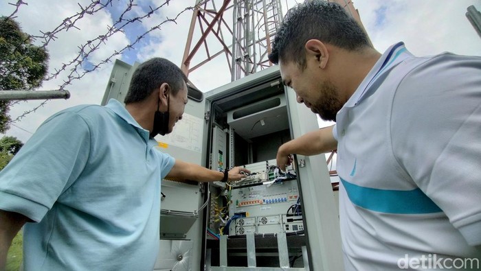 Agus Rohmat (kanan) VP Network Operations Smartfren seusai meninjau tower BTS di kawasan Lembang, Bandung.