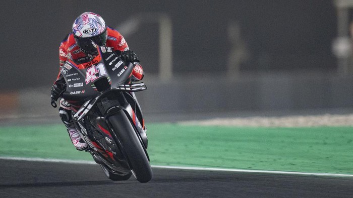 DOHA, QATAR - MARCH 05: Aleix Espargaro of Spain and Aprilia Racing heads down a straight during the MotoGP of Qatar - Qualifying at Losail Circuit on March 05, 2022 in Doha, Qatar. (Photo by Mirco Lazzari gp/Getty Images,)