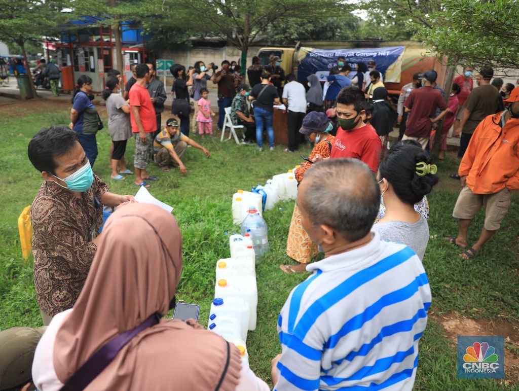 Antrean warga untuk mendapatkan minyak goreng di Pasar Senen, Jakarta, Kamis (17/3/2022). (CNBC Indonesia/Muhammad Sabki)