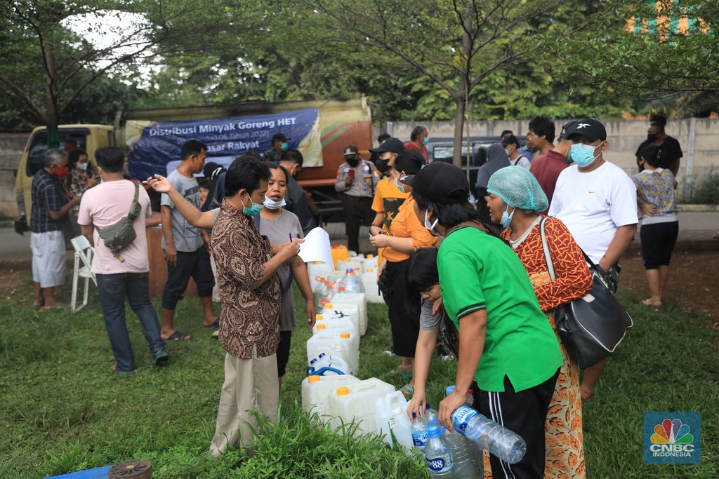 Antrean warga untuk mendapatkan minyak goreng di Pasar Senen, Jakarta, Kamis (17/3/2022). (CNBC Indonesia/Muhammad Sabki) Antrean warga untuk mendapatkan minyak goreng di Pasar Senen, Jakarta, Kamis (17/3/2022). (CNBC Indonesia/Muhammad Sabki)