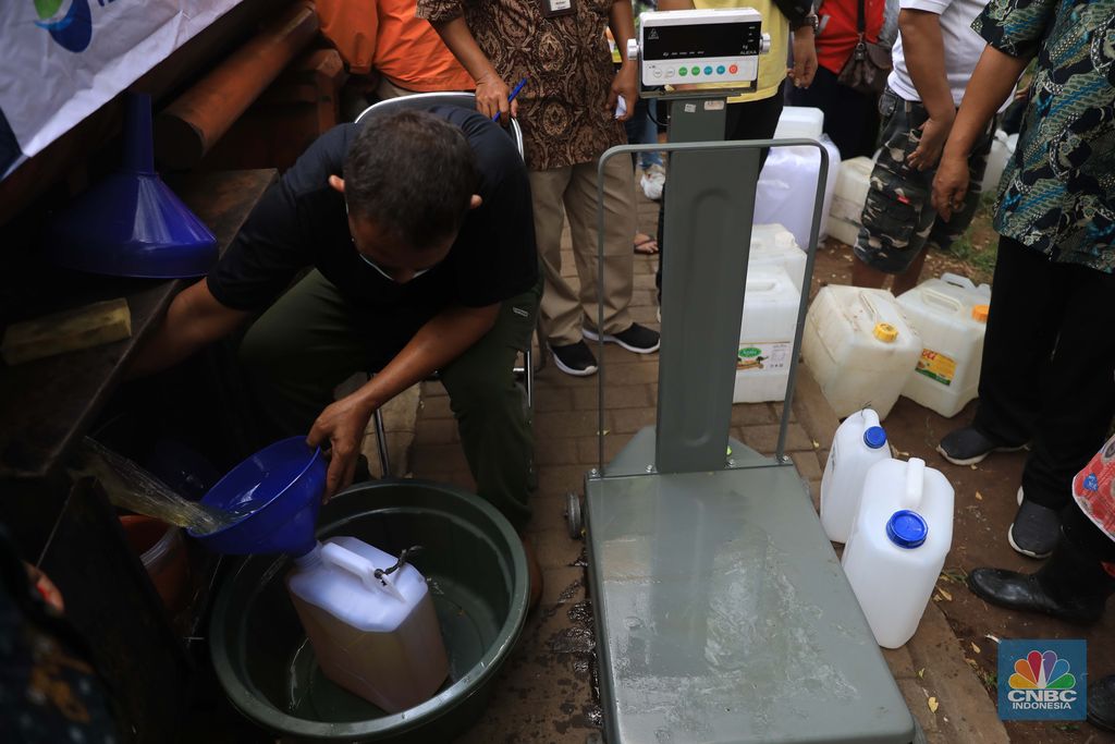 Antrean warga untuk mendapatkan minyak goreng di Pasar Senen, Jakarta, Kamis (17/3/2022). (CNBC Indonesia/Muhammad Sabki)