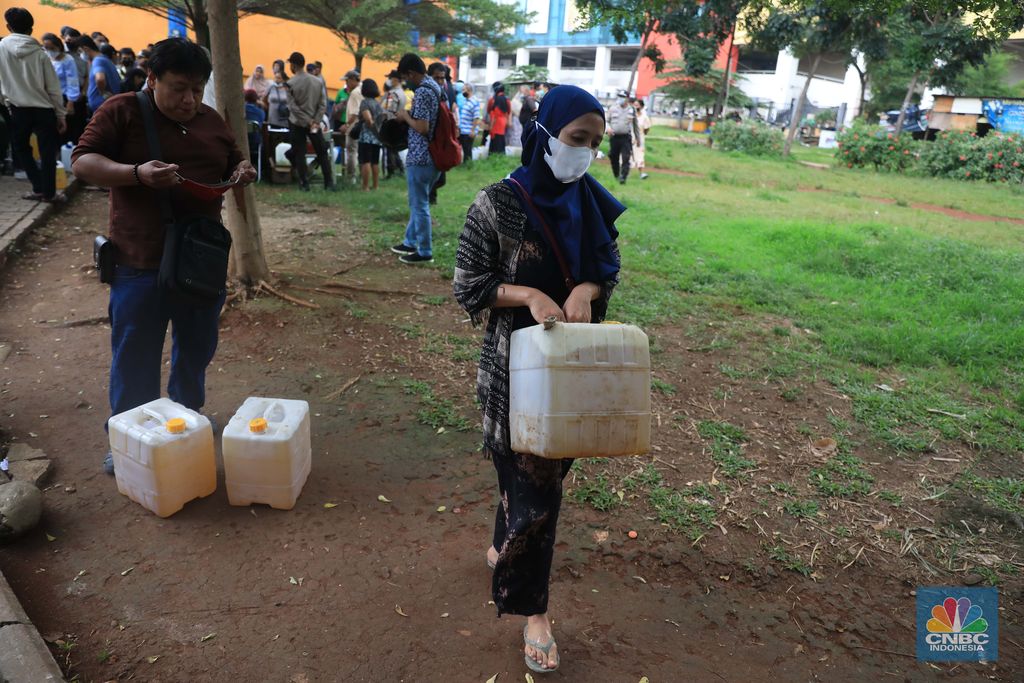 Antrean warga untuk mendapatkan minyak goreng di Pasar Senen, Jakarta, Kamis (17/3/2022). (CNBC Indonesia/Muhammad Sabki)