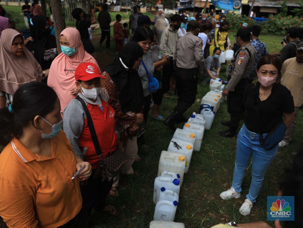 Antrean warga untuk mendapatkan minyak goreng di Pasar Senen, Jakarta, Kamis (17/3/2022). (CNBC Indonesia/Muhammad Sabki)