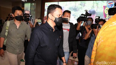 Penampilan Arief Muhammad di Bareskrim Polri untuk Kasus Doni Salmanan