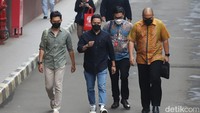 Arief Muhammad terlihat santai memakai denim dan kemeja berwarna biru dongker dengan masker hitam. Kedatangannya ke Bareskrim Polri masih terkait Doni Salmanan. Foto: Palevi/detikHOT