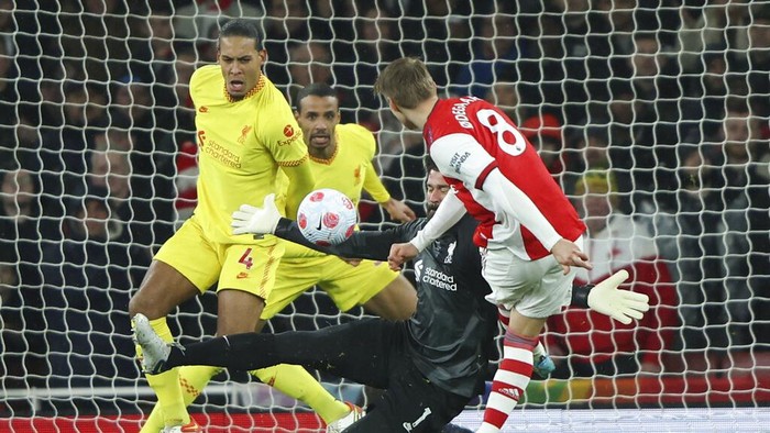 Liverpools Roberto Firmino, right, embraces teammate Andrew Robertson following the English Premier League soccer match between Arsenal and Liverpool at Emirates Stadium in London, Wednesday, March 16, 2022. (AP Photo/Ian Walton)
