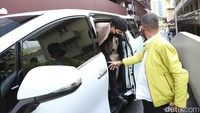 Atta Halilintar diantar dengan mobil mewah berwarna putih saat mendatangi Bareskrim Polri. Foto: Palevi/detikhot