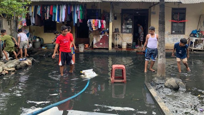 Banjir di Pondok Bambu, Duren Sawit, Jakarta Timur mulai surut. Kamis (17/3/2022).