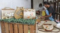 Tas yang diproduksi Mienani Craft ini berbahan dasar dari limbah triplek, kayu, dan pelepah pisang.  