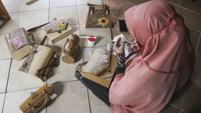 Beda dari yang Lain, Tas Ini Berbahan Limbah Triplek Perajin menyelesaikan pembuatan tas dari limbah triplek di Mienani Craft, Depok, Jawa Barat, Kamis (17/3/2022). Tas berbahan dasar dari limbah triplek, kayu, dan pelepah pisang tersebut dijual dengan harga Rp500 ribu hingga Rp1 juta per tas tergantung tingkal kesulitan serta dipasarkan melalui media sosial. ANTARA FOTO/Asprilla Dwi Adha/hp.