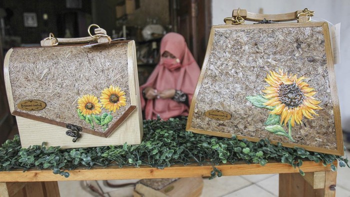 Beda dari yang Lain, Tas Ini Berbahan Limbah Triplek Perajin menyelesaikan pembuatan tas dari limbah triplek di Mienani Craft, Depok, Jawa Barat, Kamis (17/3/2022). Tas berbahan dasar dari limbah triplek, kayu, dan pelepah pisang tersebut dijual dengan harga Rp500 ribu hingga Rp1 juta per tas tergantung tingkal kesulitan serta dipasarkan melalui media sosial. ANTARA FOTO/Asprilla Dwi Adha/hp.