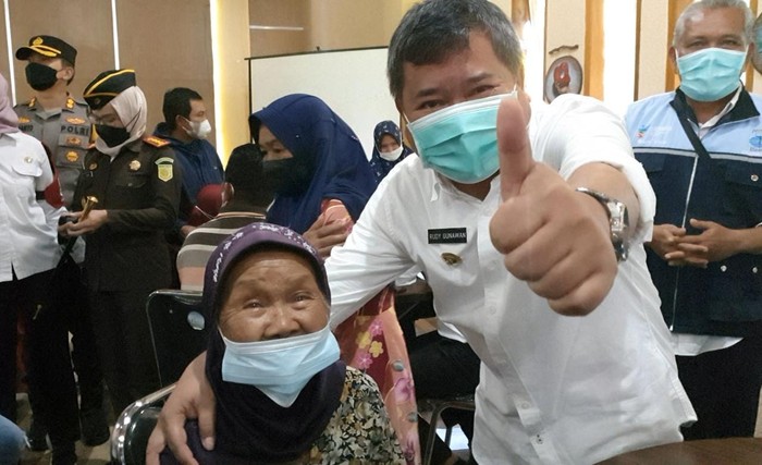 Bupati Garut Saat Meninjau Vaksinasi