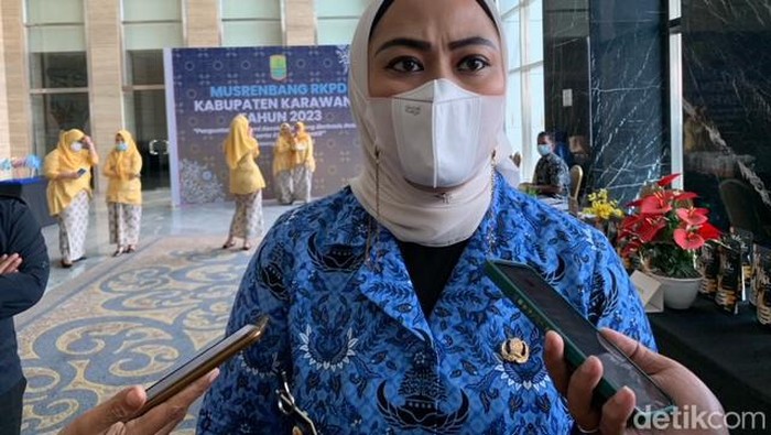 Bupati Karawang Cellica Nurrachadiana.
