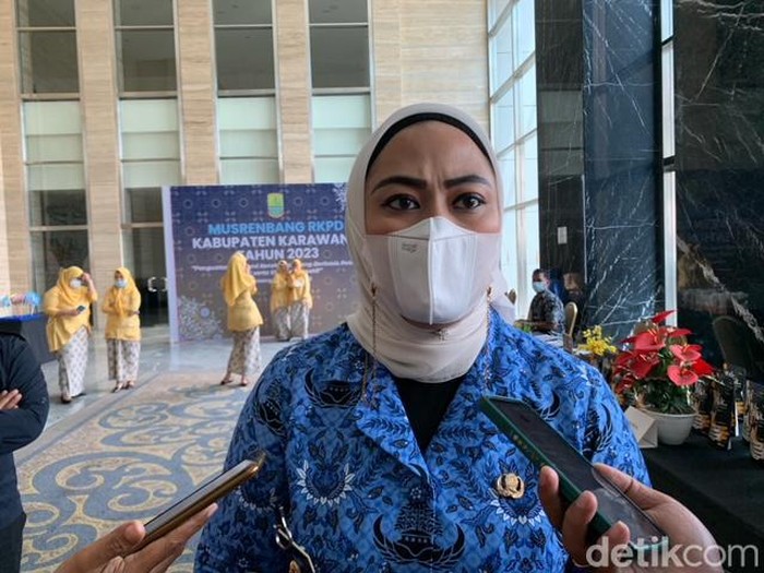 Bupati Karawang Cellica Nurrachadiana.