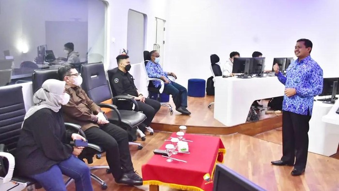 Bupati Sumedang Dony Ahmad Munir saat menunjukan kecanggihan Command Center kepada Pemimpin Redaksi detikcom Alfito Deannova