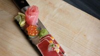 Bukan dipiring yang lebar, restoran ini menyajikan berbagai hidangan sashimi ini di atas pisau. Sashiminya ditata berjajar. Foto: Reddit