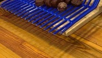 Kue cokelat ini juga disajikan di atas sekop berukuran besar. Sekopnya mirip seperti alat perkakas rumah. Foto: Reddit