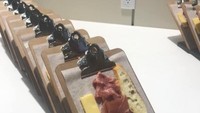 Kondimen sandwich, mulai dari roti, ham dan keju ini disajikan di papan jalan. Mungkin penyajiannya terinspirasi dari ujian sekolah. Foto: Reddit