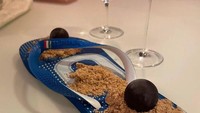 Sandal jepit pasti dipakai untuk alas kaki, tapi sendal jepit berwarna biru ini malah dipakai untuk menyajikan makanan. Foto: Reddit