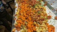 Kira-kira apakah kamu nafsu makan jika makanan yang kamu pesan disajikan langsung di atas meja seperti ini. Meskipun diberi alas tetapi penampilannya bikin gak nafsu makan. Foto: Reddit