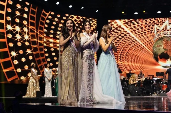 Setelah sukses melaju sebagai semifinalis, Carla Yules berhasil masuk ke babak Top 6, bersanding dengan peserta lain dari Pantai Gading, Meksiko, Irlandia Utara, Polandia dan Amerika Serikat. Foto: Instagram/@carlayules @missworld