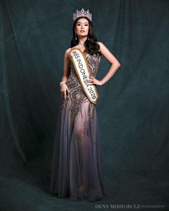 Carla Yules merupakan pemenang Miss Indonesia 2020 dari Sulawesi Selatan.  Foto: Instagram/@carlayules @missworld