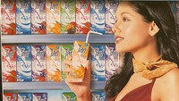 Chantal pernah menjadi model untuk minuman asal Thailand. Seperti ini posenya ketika menikmati minuman jus kemasan. Terlihat seperti poster lawas namun Chantal tampak cantik. Foto: Instagram @chantaldewi