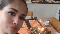 Wanita blasteran Jerman, Jawa, Ambon, dan Belanda ini memperlihatkan meja makan penuh makanan. Chantal tampaknya siap menjamu makanan. Momen ini diambil ketika menjelang natal.  Foto: Instagram @chantaldewi