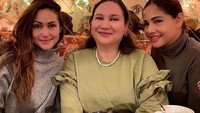 Lewat Instagrammya @chantaldewi, ia sering membagikan aktivitas hariannya. Termasuk ketika sibuk melakoni pekerjaan sebagai DJ. Namun di sela aktivitasnya, ia sering kulineran. Foto: Instagram @chantaldewi