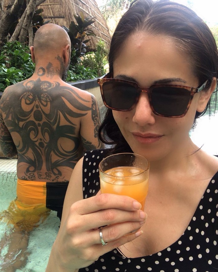 Chantal Dewi Saat Asyik Seruput Kopi