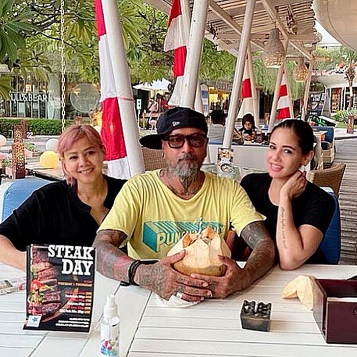 Chantal Dewi Saat Asyik Seruput Kopi Chantal Dewi Saat Asyik Seruput Kopi