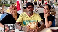 Selain kulineran sendiri, Chantal juga sering ditemani kerabatnya. Seperti ketika menikmati kelapa muda di Lombok ini. Suasana santai bisa dilihat dalam foto ini.  Foto: Instagram @chantaldewi