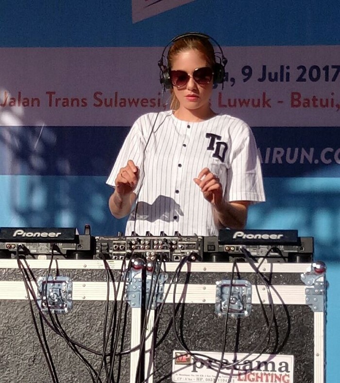 Chantal Dewi Saat Asyik Seruput Kopi Chantal Dewi Saat Asyik Seruput Kopi
