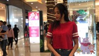 Chantal baru merambah ke dunia DJ sejak 2012. Ia belajar DJ di 1945MF DJ School. Seperti ini aksinya ketika Chantal memainkan musik. Foto: Instagram @chantaldewi