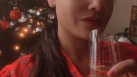 Dari unggahan fotonya, Chantal Dewi terlihat gemar minum wine. Ia terlihat santai menikmati segelas wine di depan pohon Natal berhias lampu. Foto: Instagram @chantaldewi
