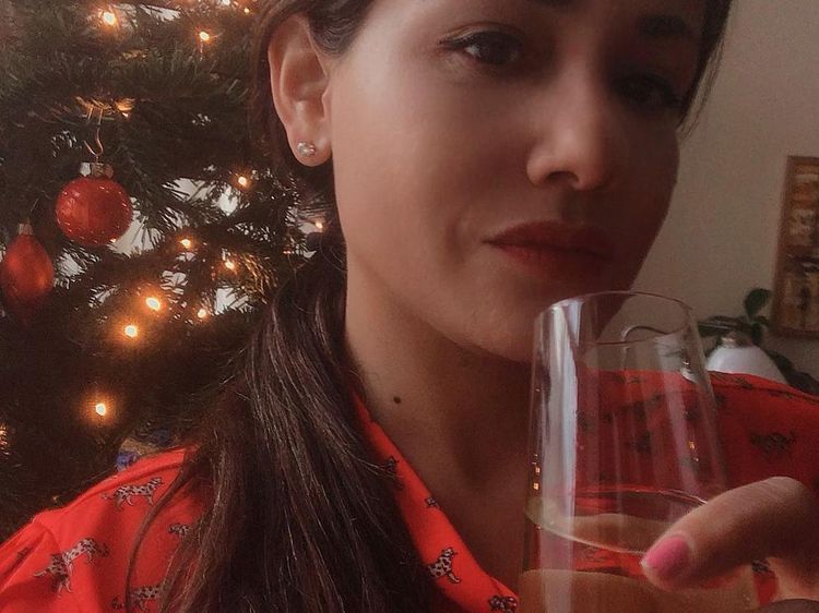 10 Momen Chantal Dewi Saat Asyik Seruput Kopi dan Wine