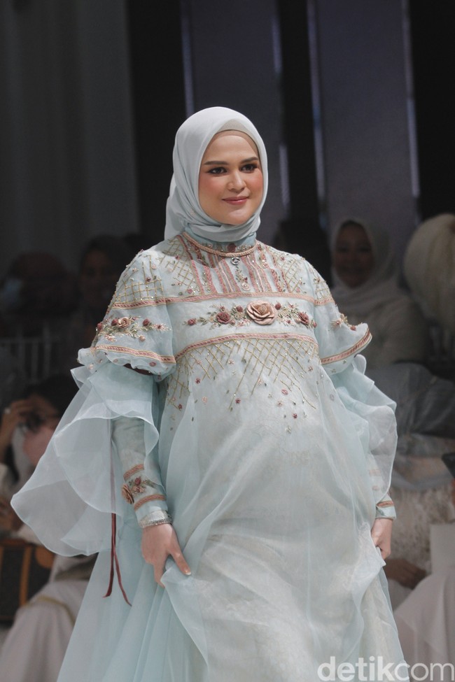 Meskipun mengalami beberapa tantangan saat hamil kedua, Cut Meyriska tetap bisa melenggang sebagai model fashion show Ayu Dyah Andari di saat usia kehamilannya sudah delapan bulan. Foto: Abduh/Detikcom