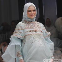 Meskipun mengalami beberapa tantangan saat hamil kedua, Cut Meyriska tetap bisa melenggang sebagai model fashion show Ayu Dyah Andari di saat usia kehamilannya sudah delapan bulan. Foto: Abduh/Detikcom